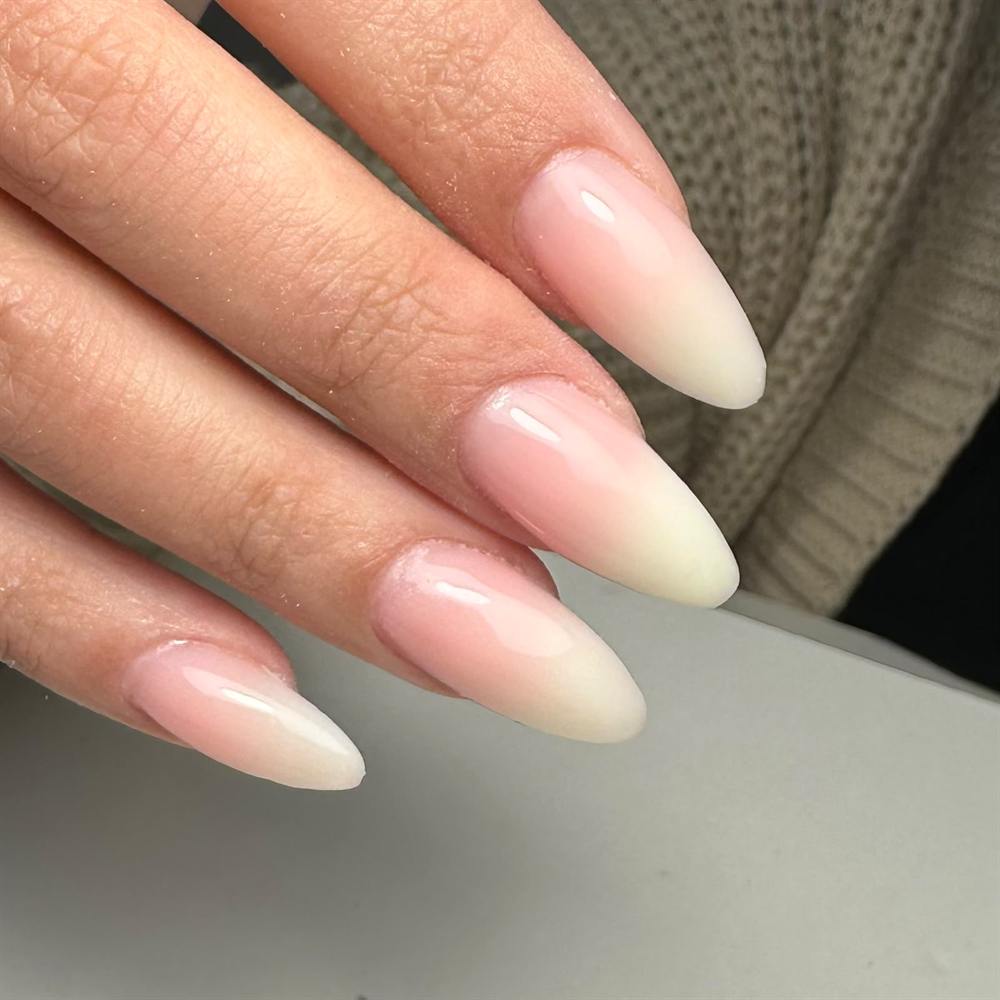 Amandelvormige nagels met een zachte overgang van roze naar wit