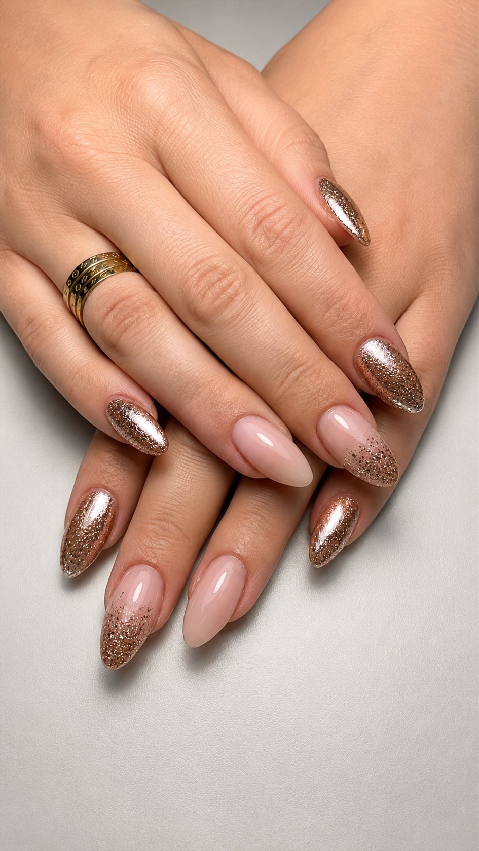 Nude nagels met rosé gouden glitteraccenten