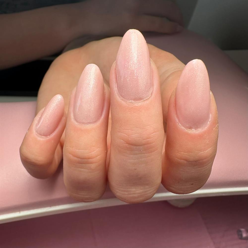 Natuurlijke nagels met een zachte nude shimmerlaag